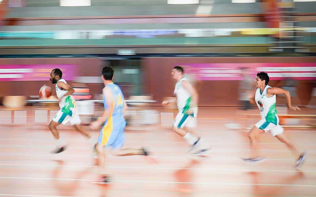 Basketballspieler bei einem Wettkampf in Bewegung