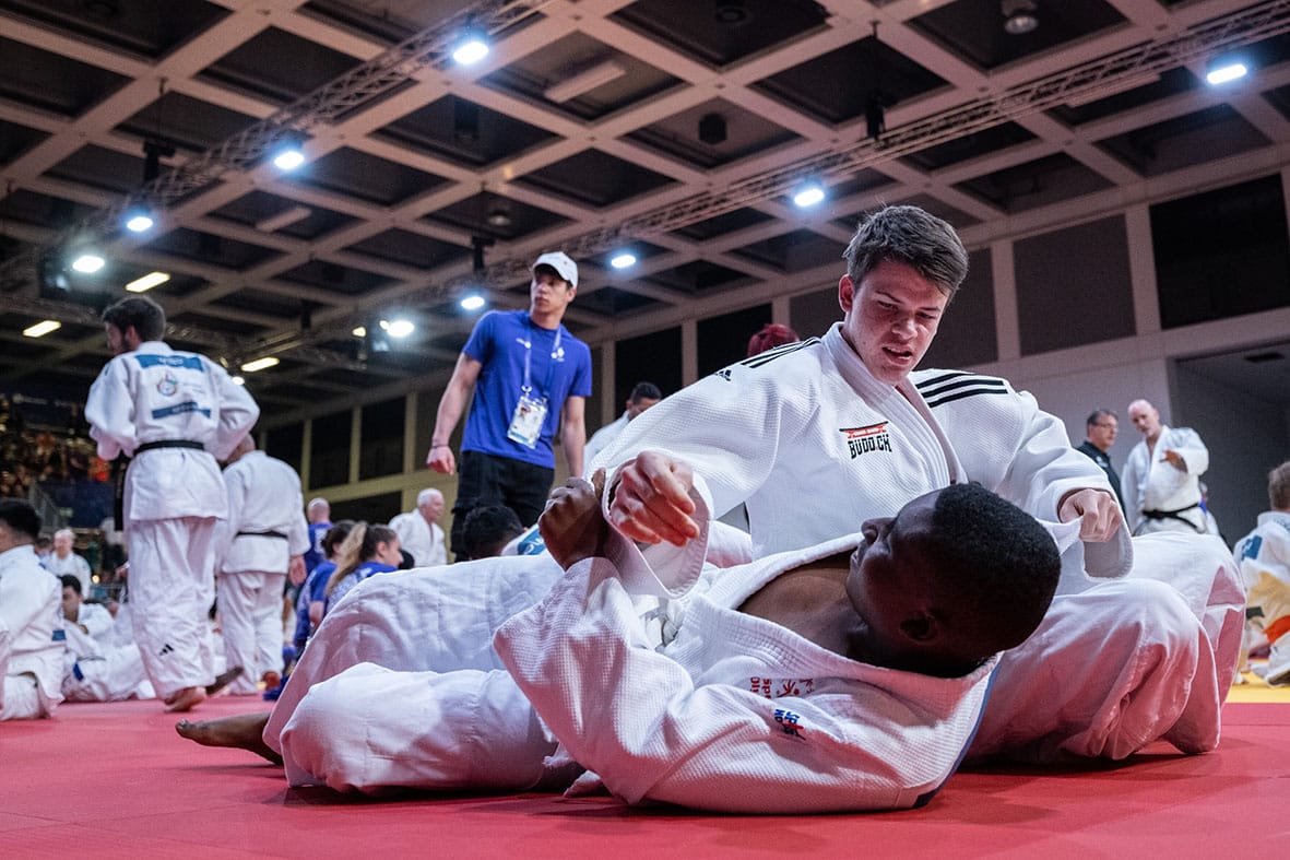 Zwei Judokas kämpfen auf der Matte.