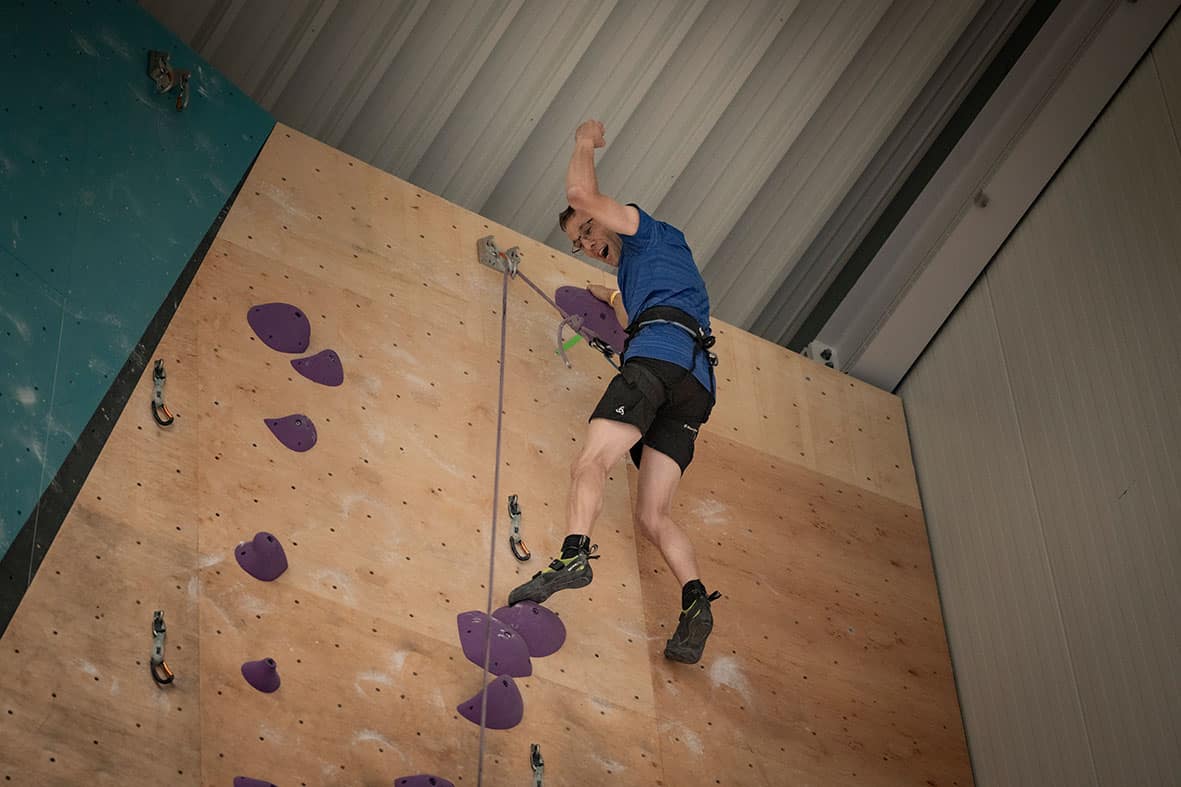 Kletterer beim Training an einer Kletterwand