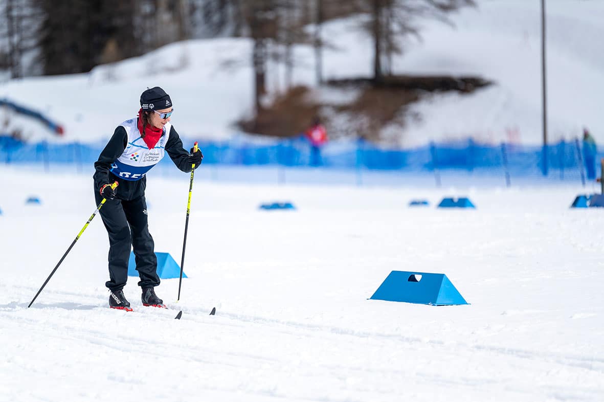 Skifahrer im Schnee bei Wettkampf