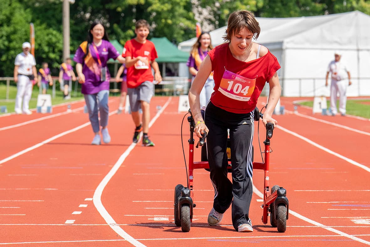 Frau mit Rollator beim Wettkampf auf der Bahn