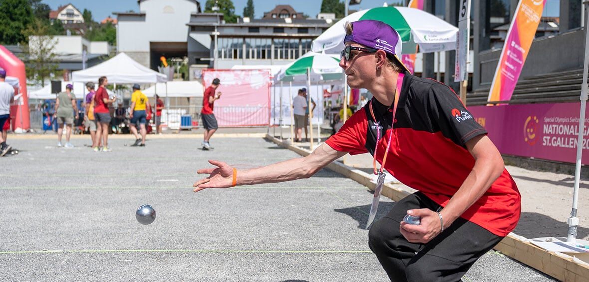 Junger Spieler beim Boule-Wettbewerb im Freien