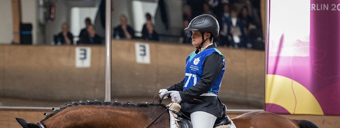 Reiterin mit Pferd in einem Reitturnier