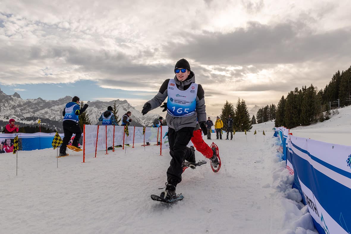 Teilnehmer beim Schneeschuhrennen in den Alpen.