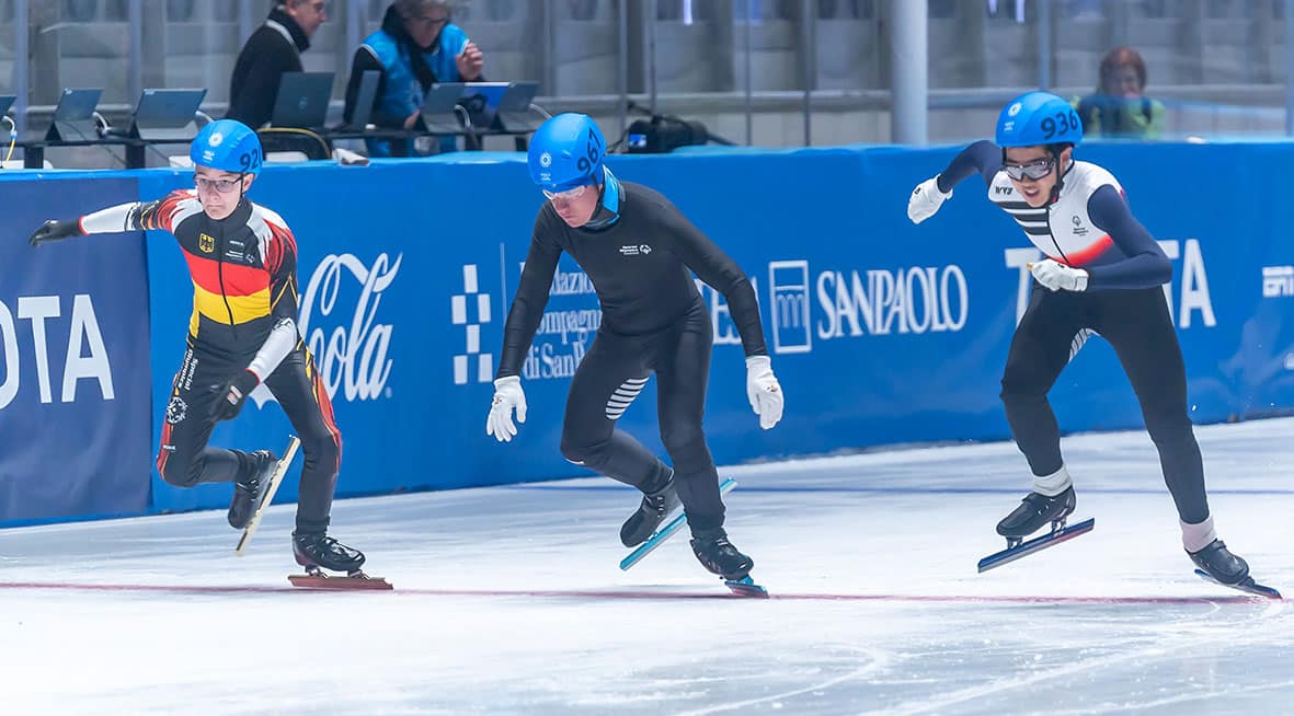 Eisschnellläufer in Aktion bei einem Wettkampf.
