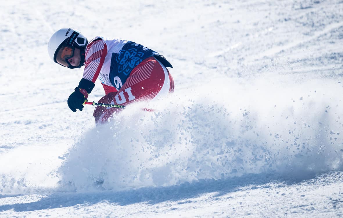 Skifahrer in der Piste mit Schnee.
