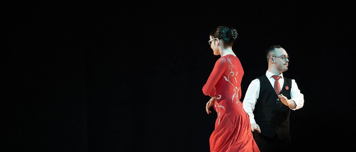 Tanzpaar in rotem Kleid auf der Bühne