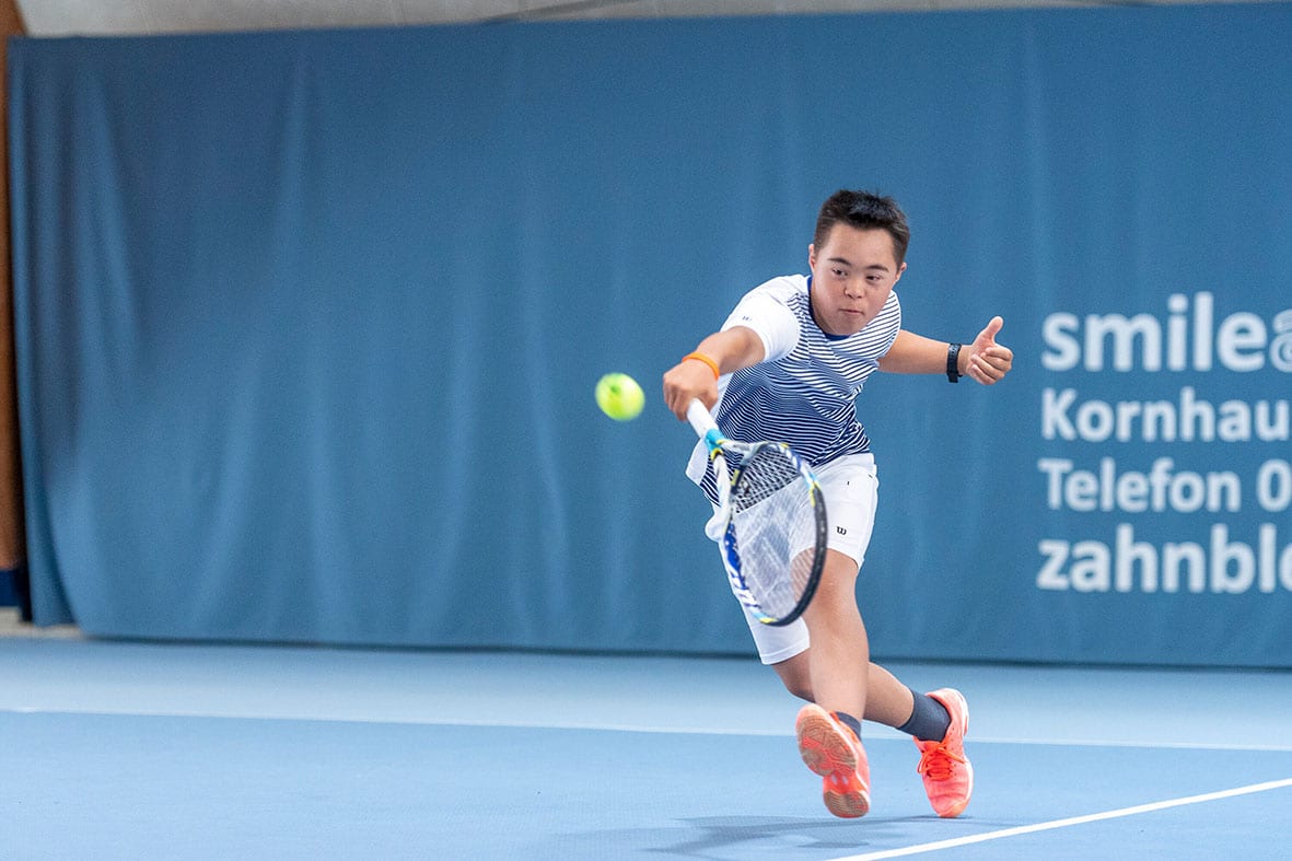 Tennisspieler beim Aufschlag auf dem Platz.