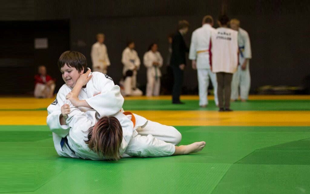 Zwei Judokas im Kampf auf der Matte