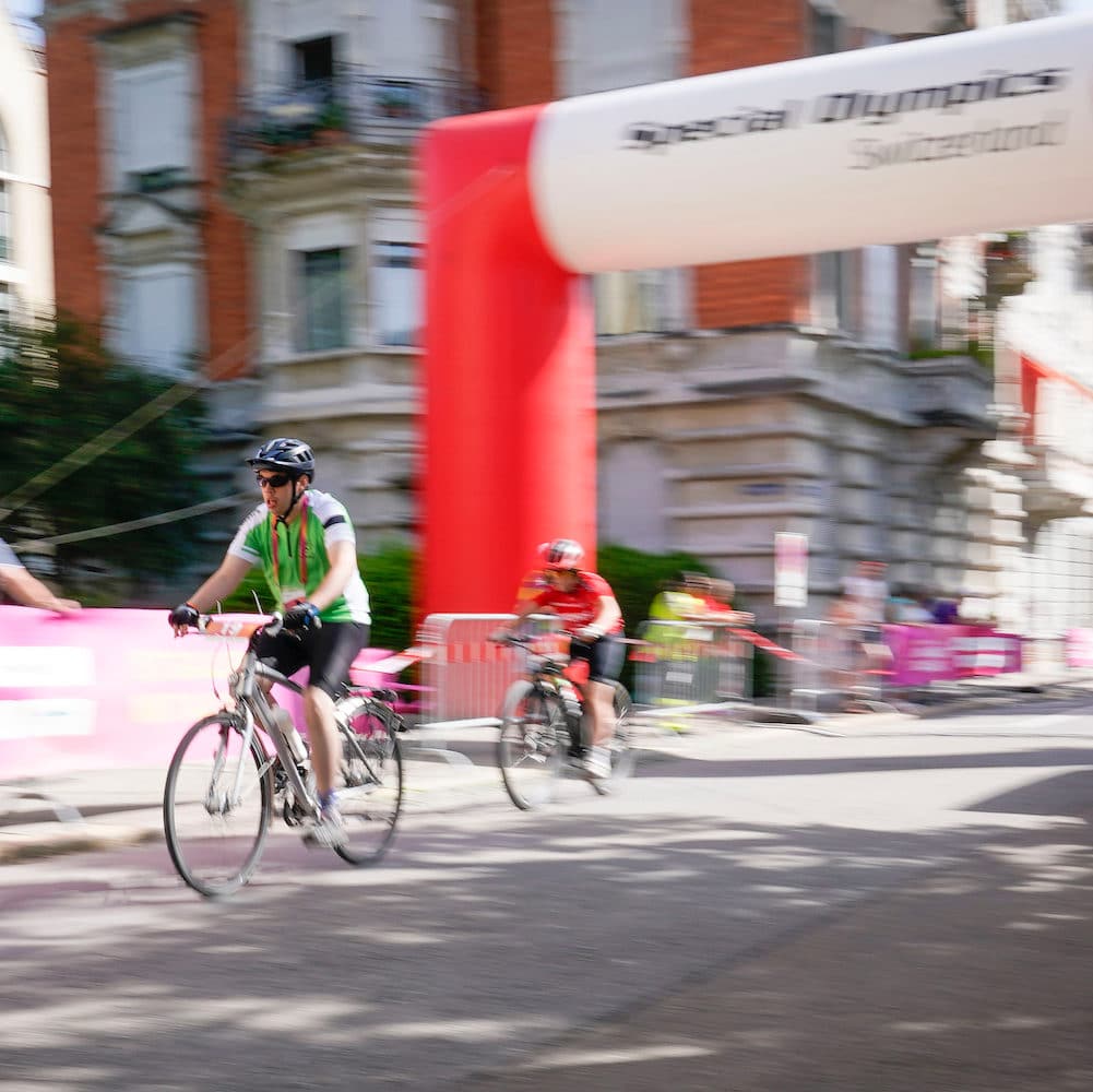 Zwei Radfahrer bei einem Rennen in der Stadt.