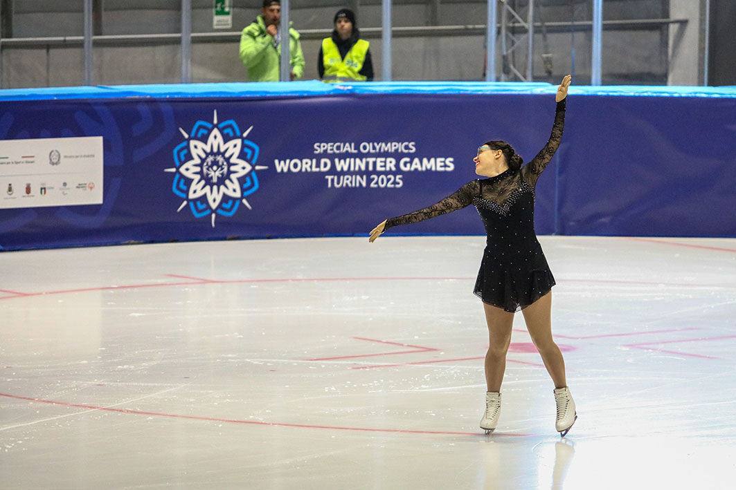Eiskunstläuferin in Aktion bei den Special Olympics