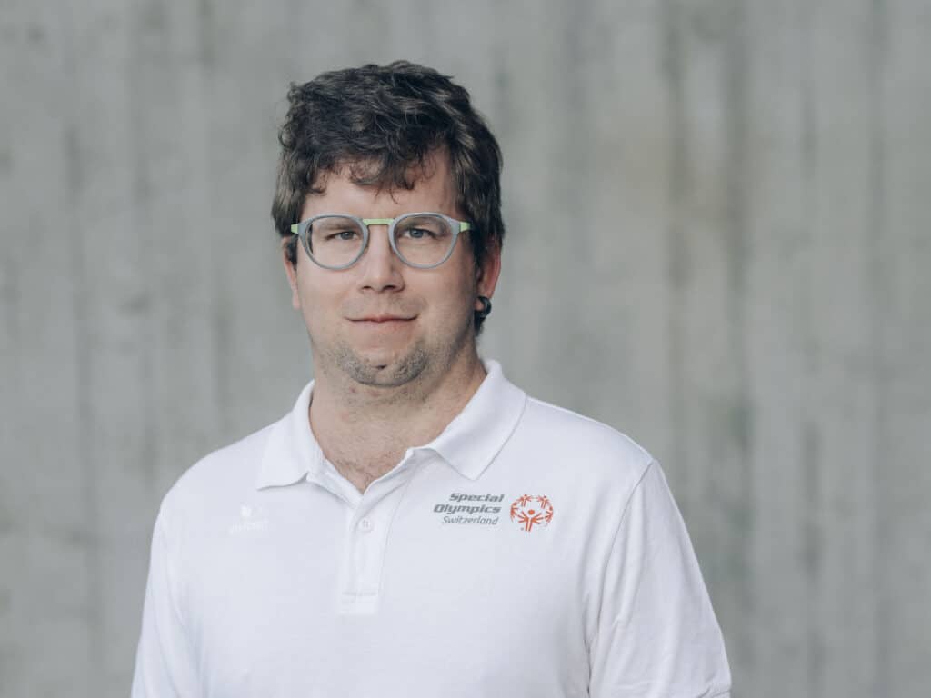 Porträt eines Mannes in Sportkleidung.