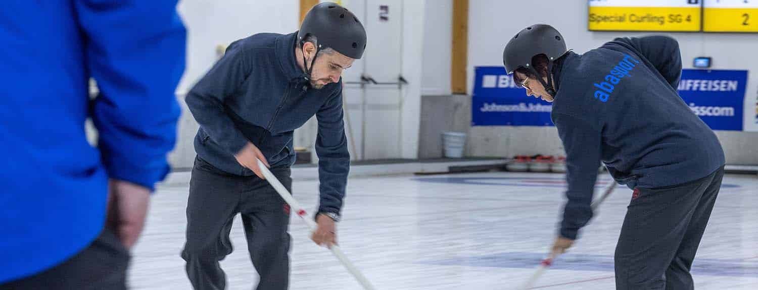 Zwei Spieler beim Curling auf Eis