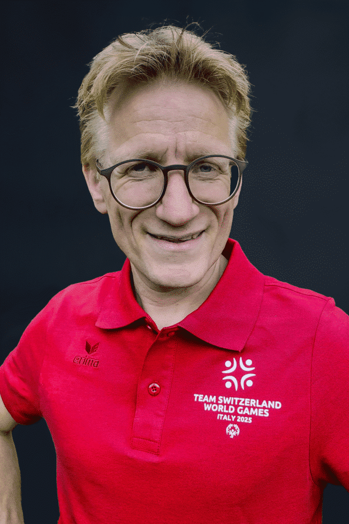 Lächelnder Mann in rotem Polo-Shirt