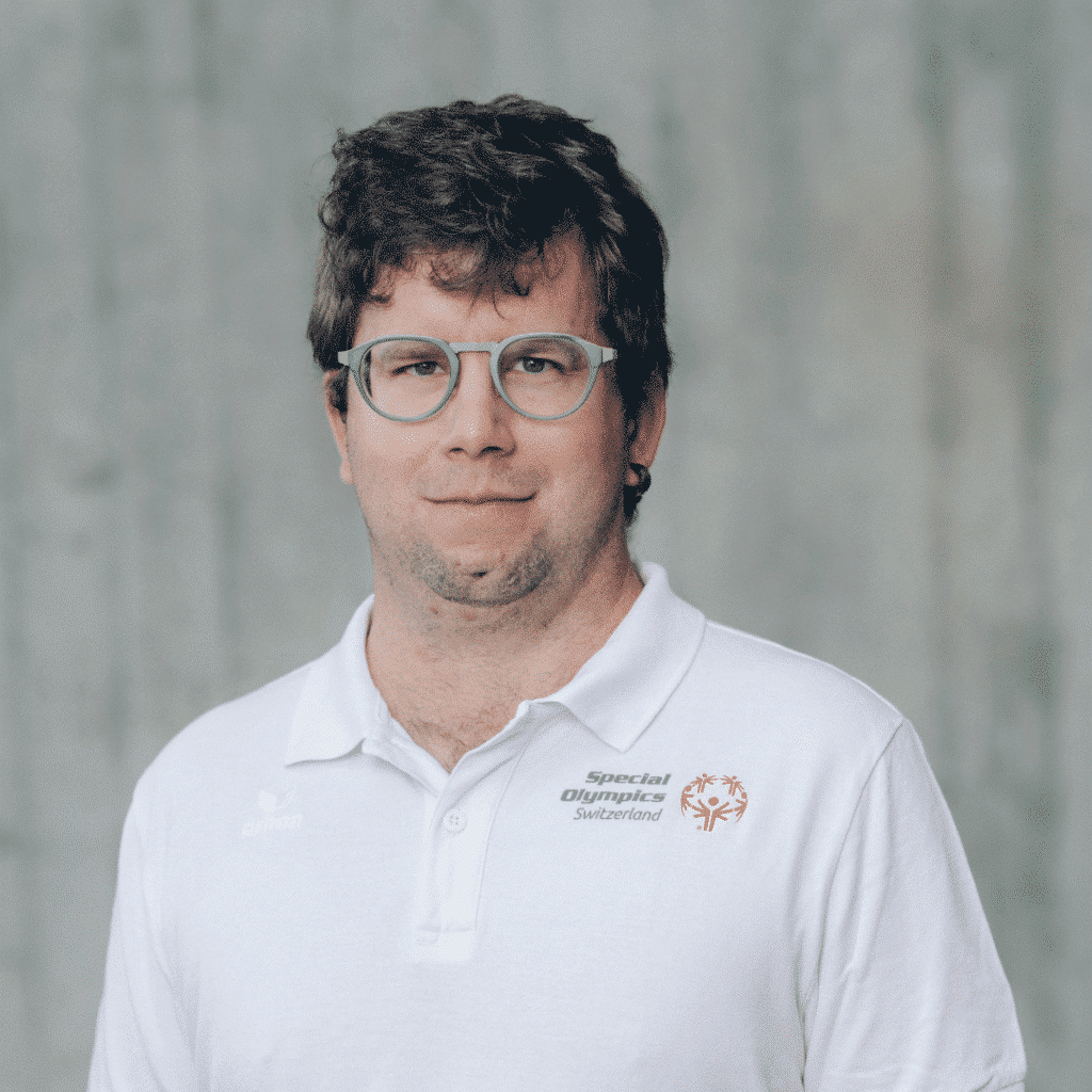 Portrait einer Person mit Brille und Polohemd.
