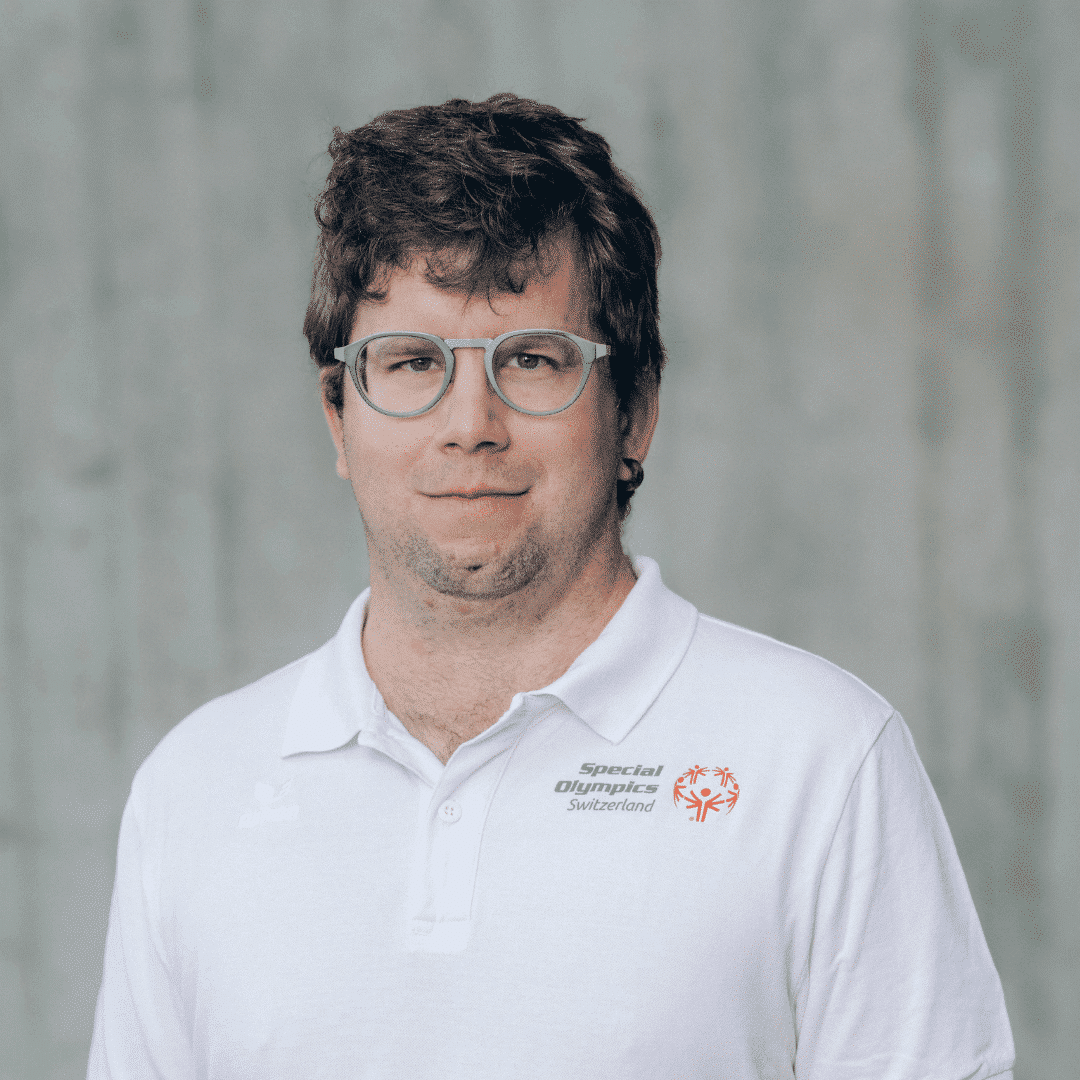 Portrait einer Person mit Brille und Polohemd.