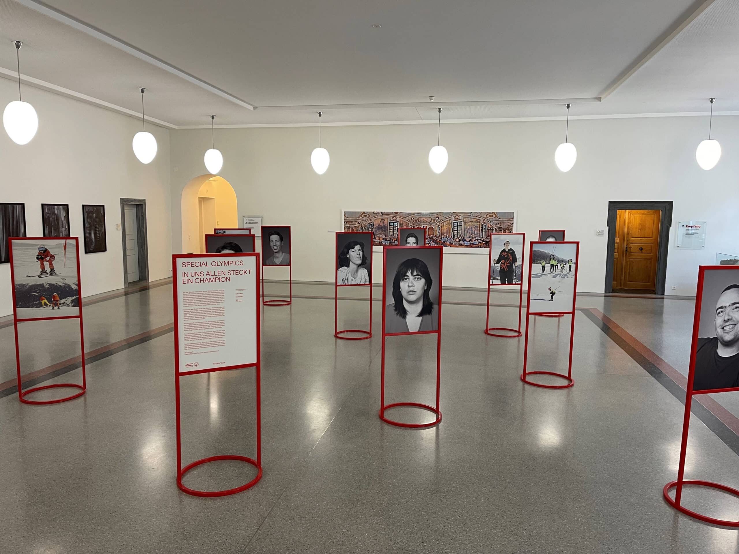 Ausstellung zu den Special Olympics in einem Raum.