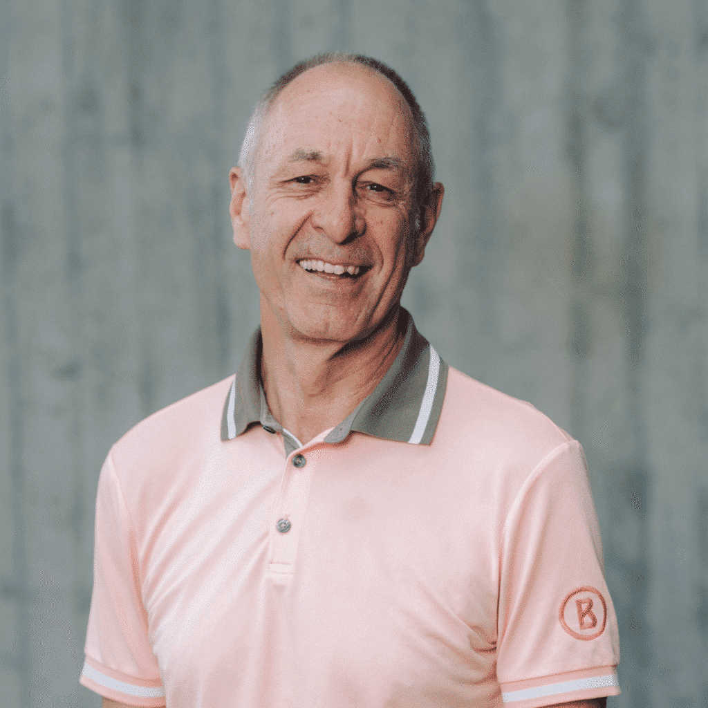 Lächelnder Mann in rosa Polohemd