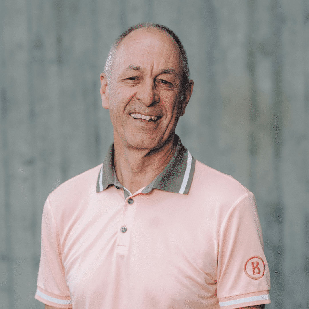 Lächelnder Mann in rosa Polohemd