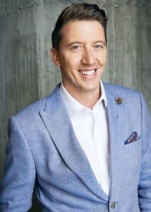 Lächelnder Mann in eleganter Jacke