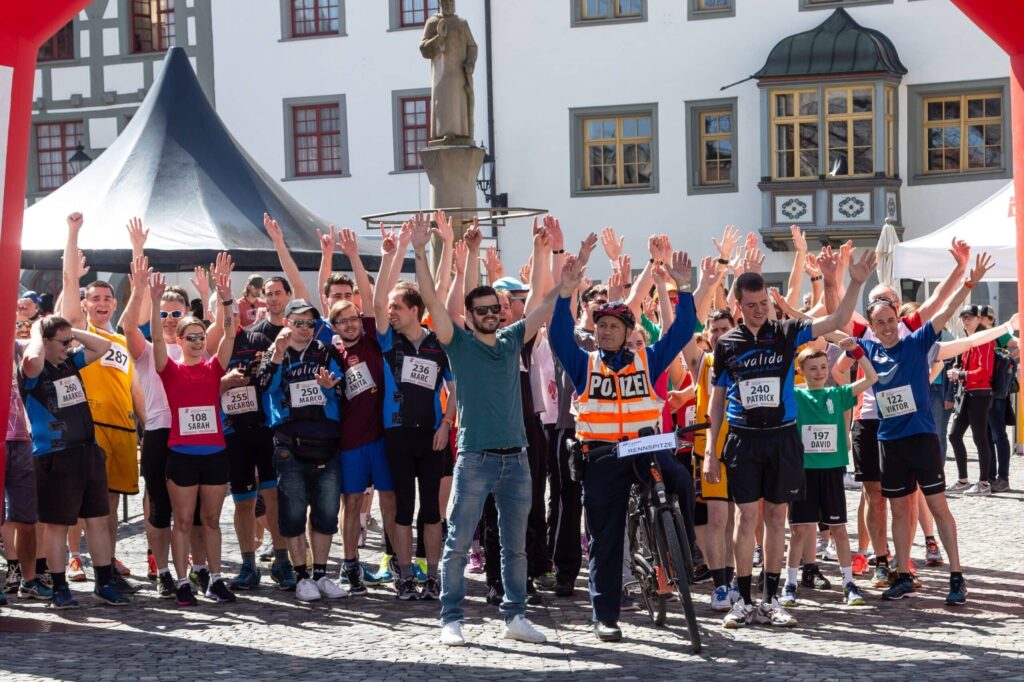 Läufer feiern am Start eines Wettkampfs.