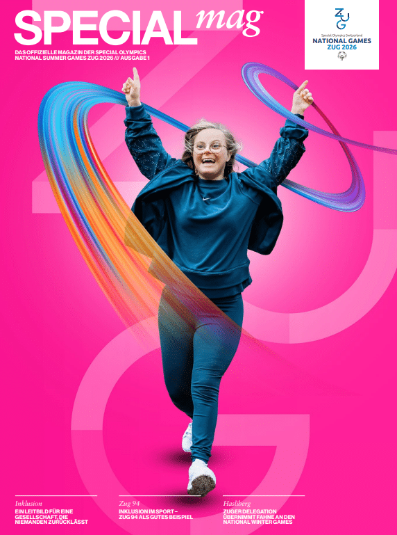 Frau feiert mit Freude bei Special Olympics.