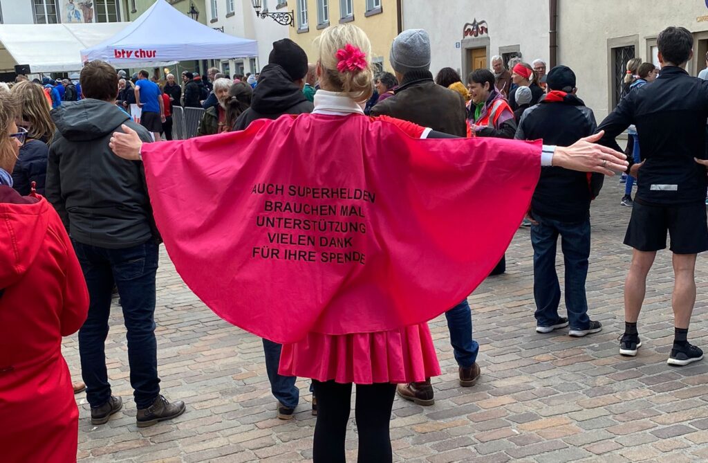 Frau in pinkem Outfit bei einer Veranstaltung