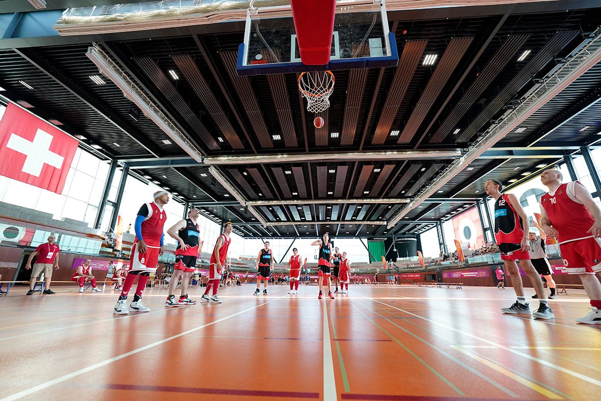 Basketball-Spieler im Training in Sporthalle.