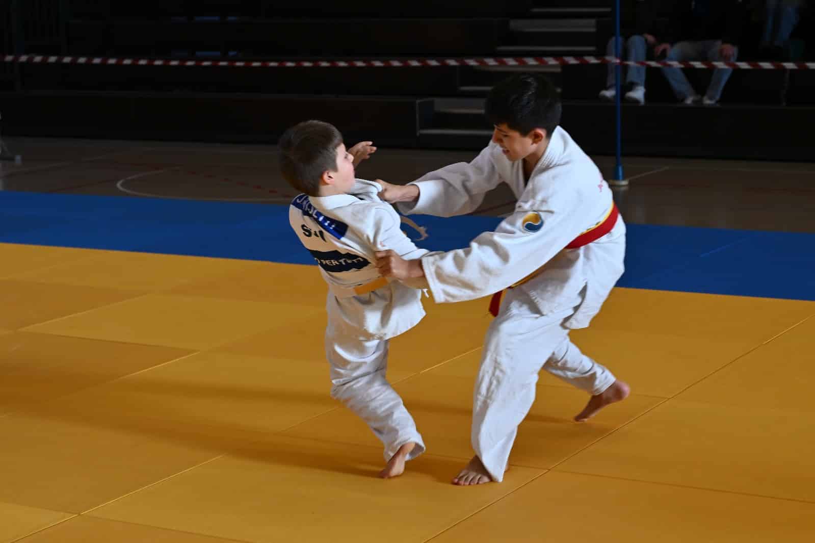 Zwei Kinder beim Judo-Training auf Matten.