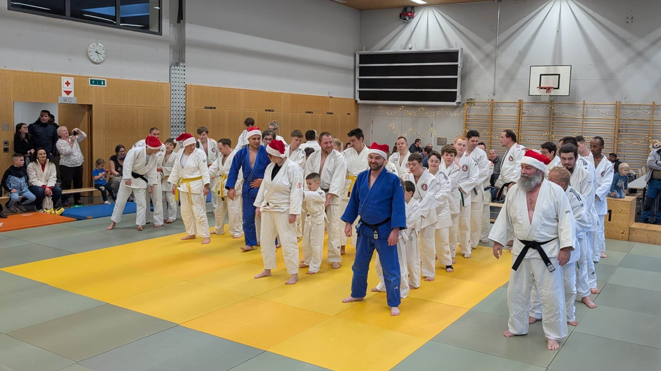 Judo-Training mit Teilnehmern in Weihnachtsmützen