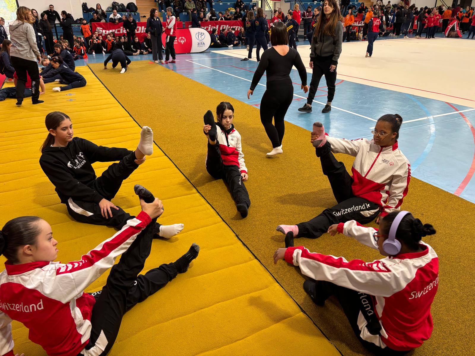 Gymnastinnen beim Dehnen und Aufwärmen.