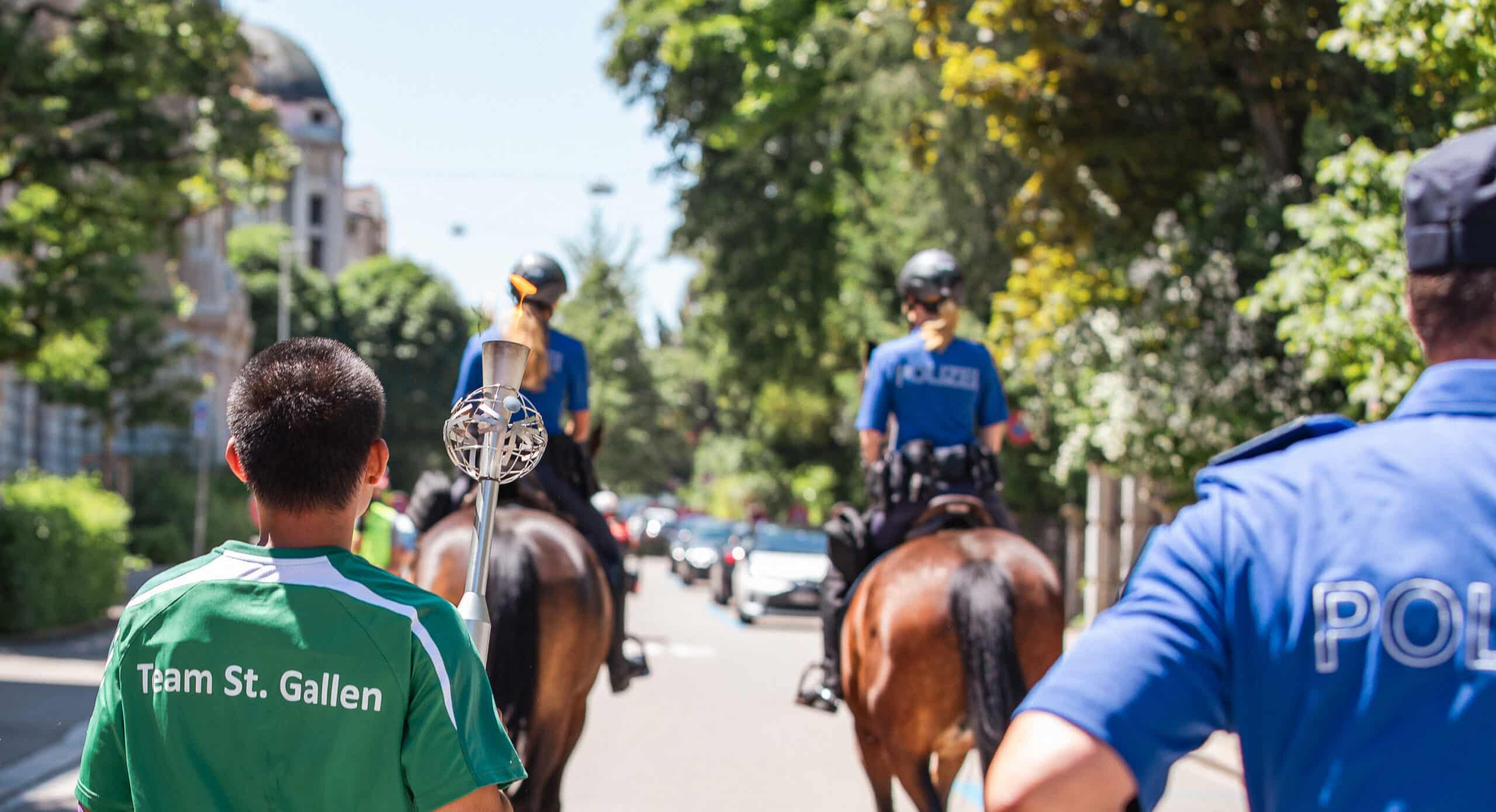 Pferdepolizei begleitet sportspezifische Veranstaltung.
