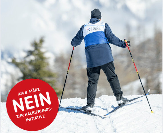 Skifahrer mit Protestbotschaft im Schnee