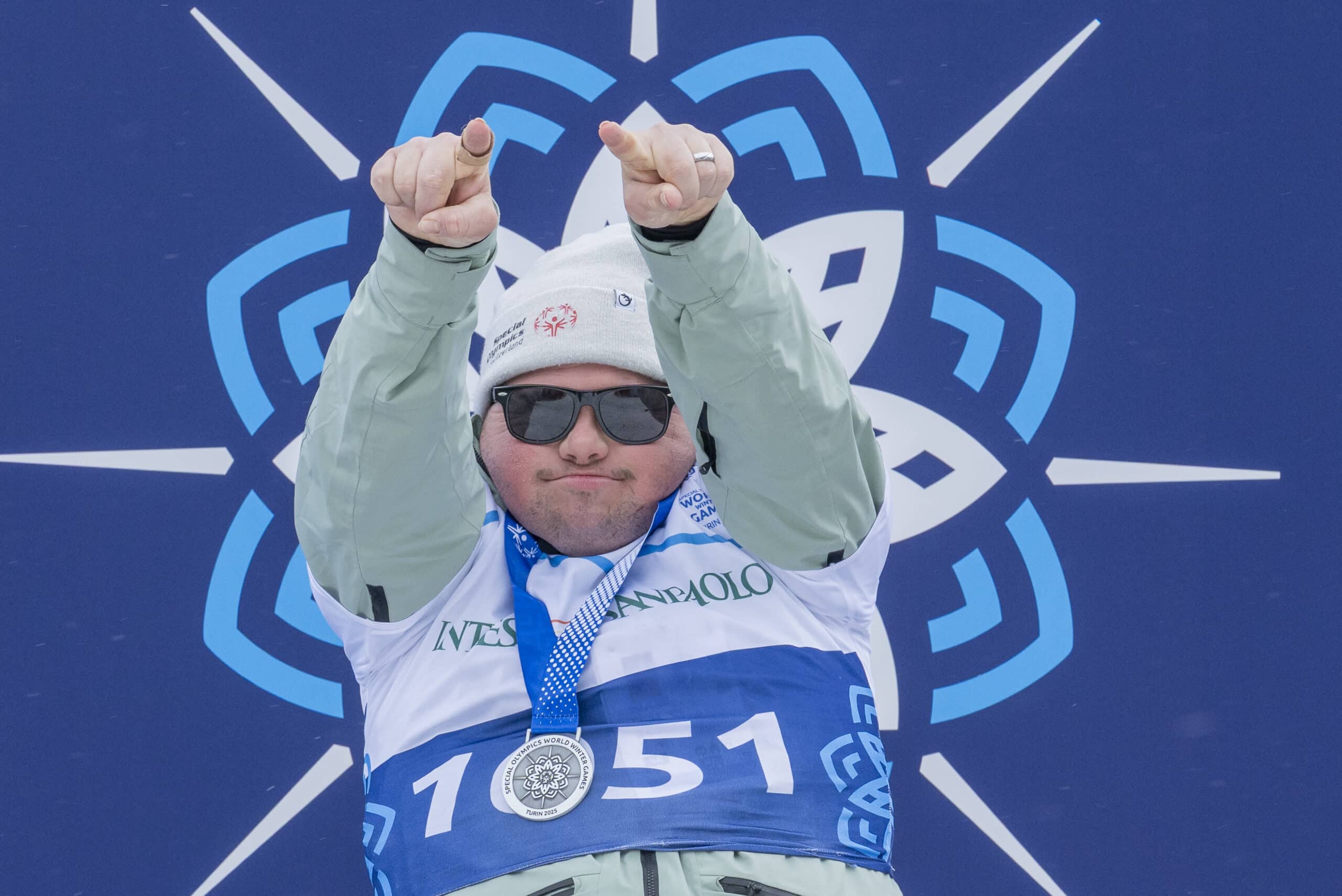 Sportler zeigt stolz seine Medaille.