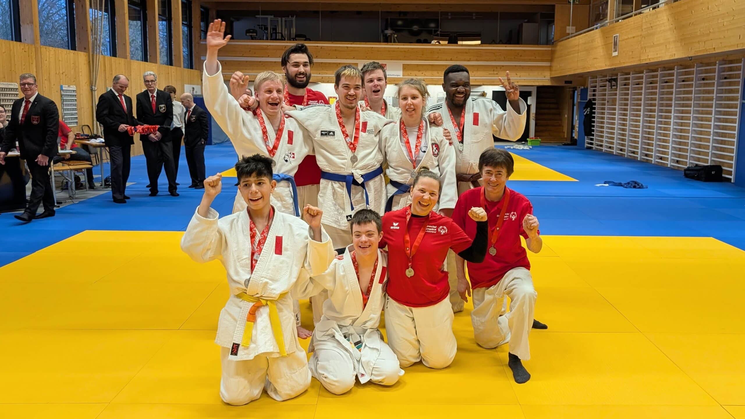 Judo-Team zeigt Stolz mit Medaillen