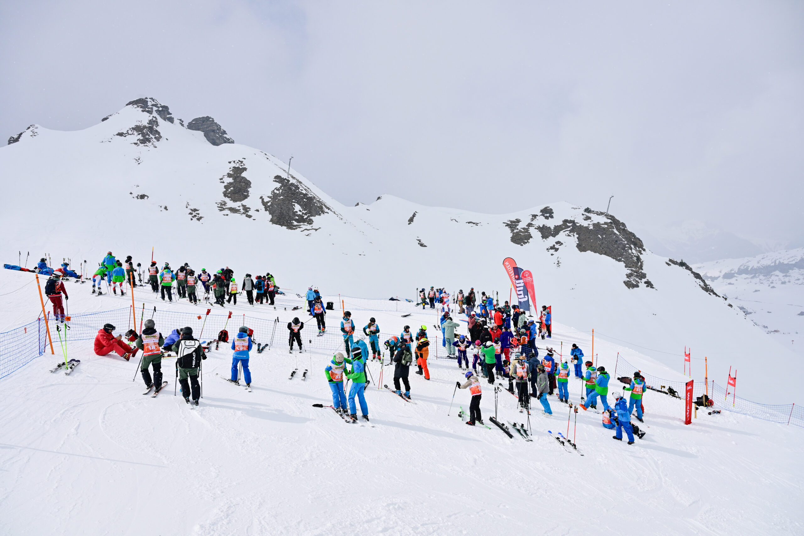 Skifahrer auf einer schneebedeckten Piste