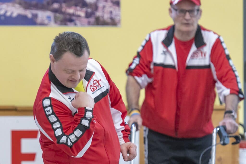 Zwei Athleten im Sportoutfit während des Trainings