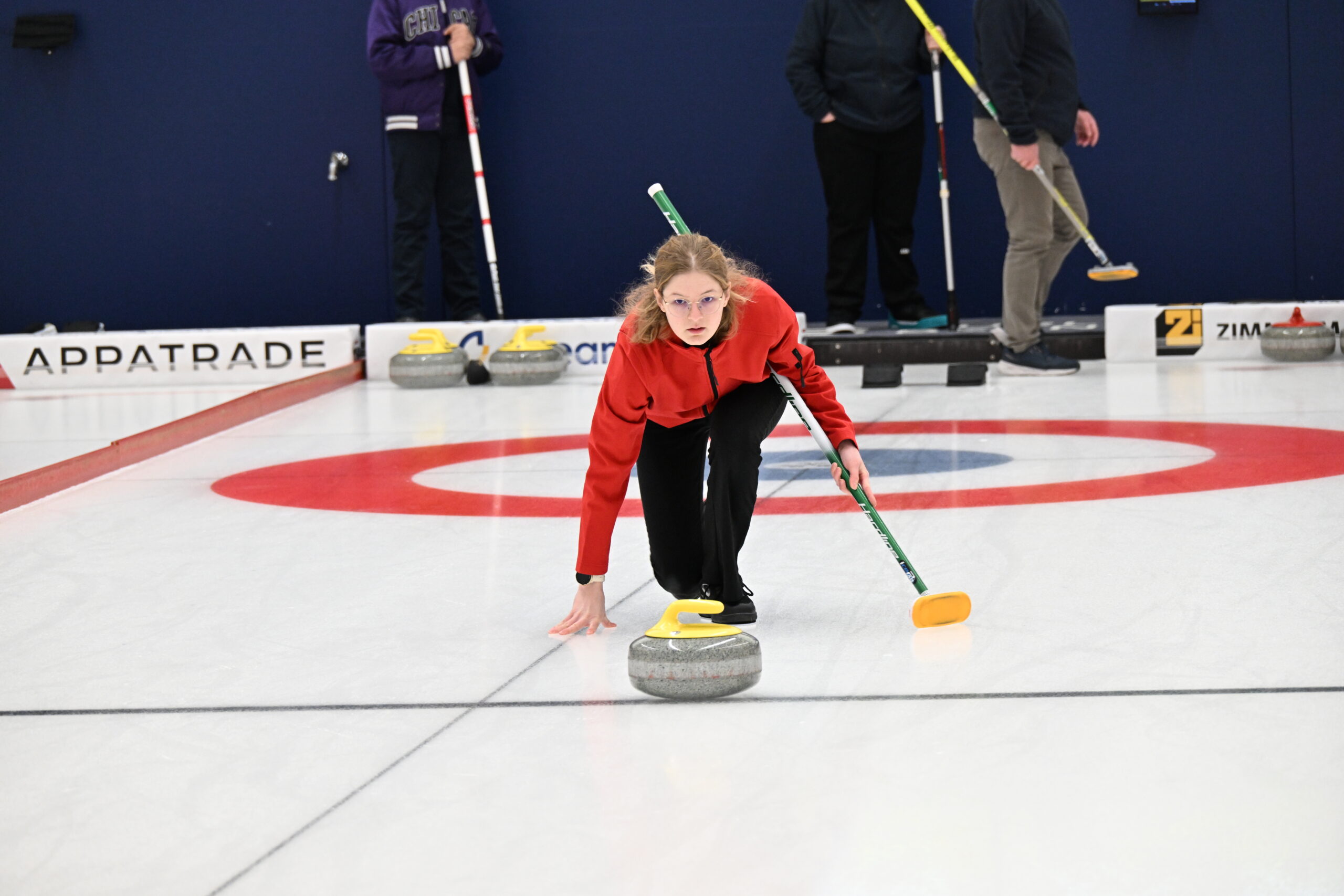 Eiskunstläufer auf der Curlingbahn