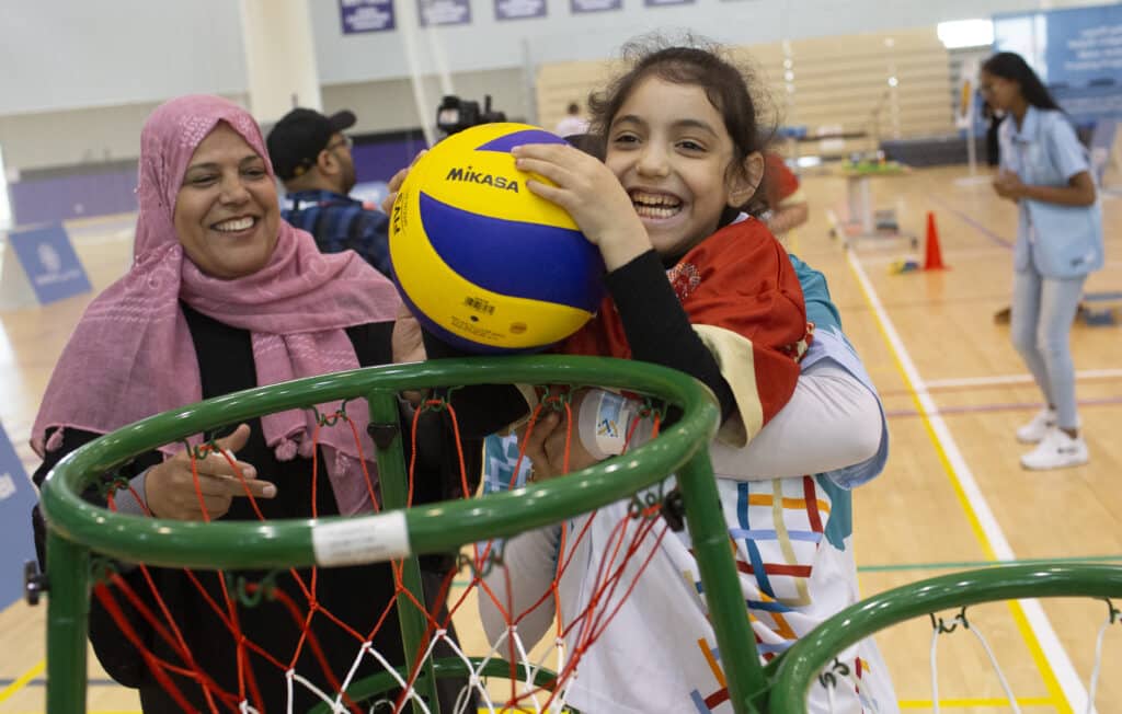 Junge Mädchen mit Volleyball und Netz