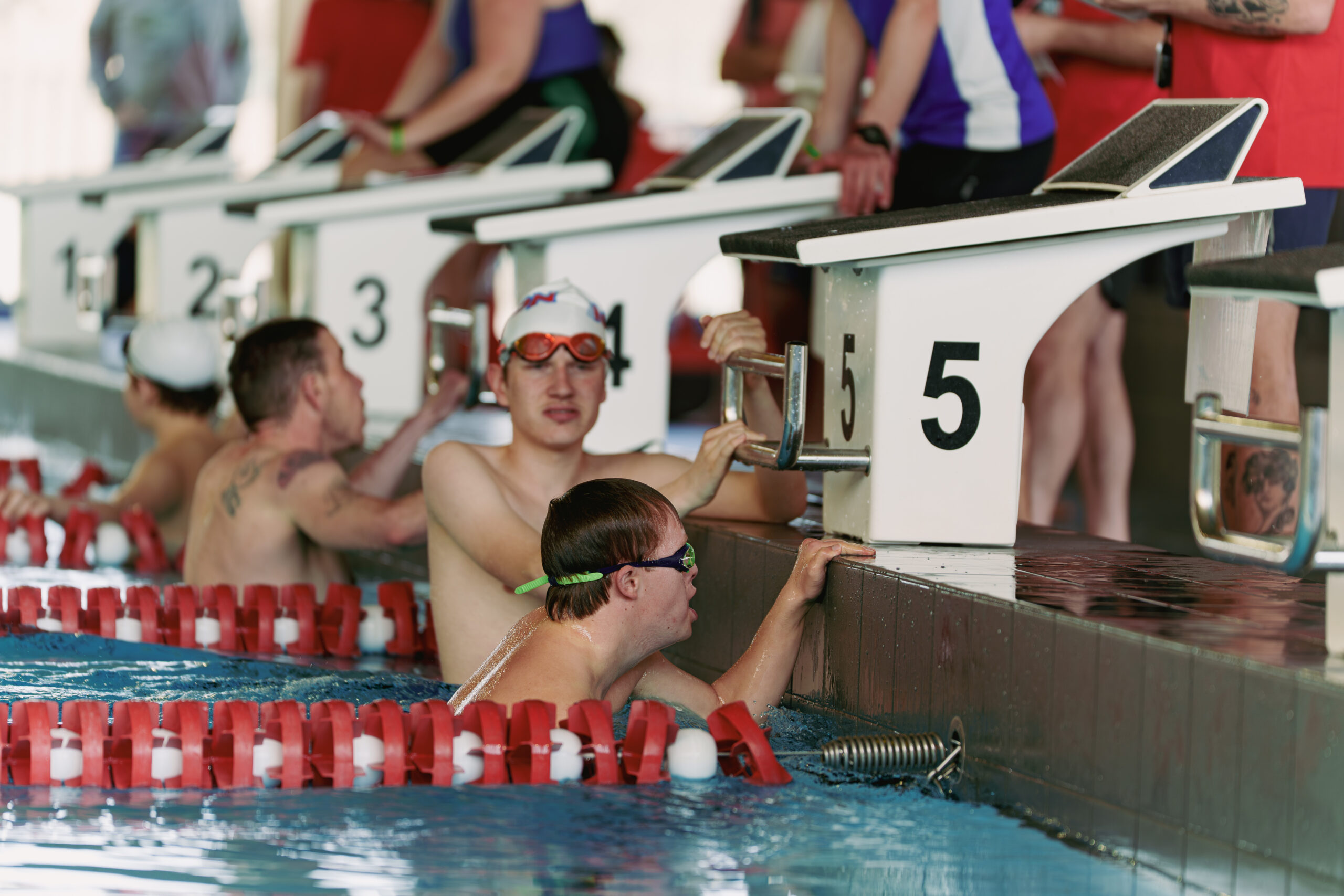 Schwimmer am Startblock im Schwimmbad