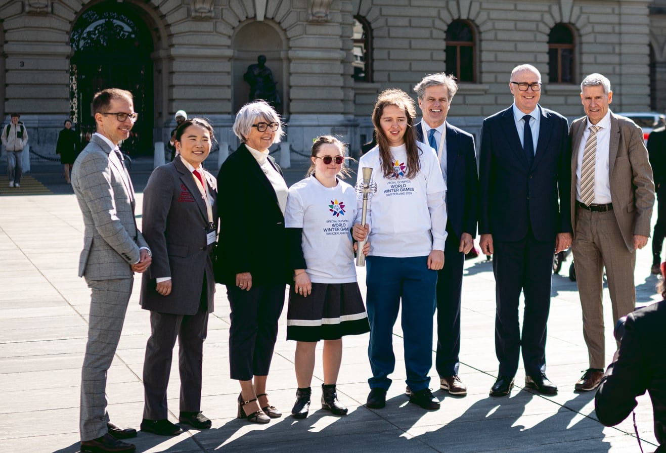 Gruppenfoto vor einem historischen Gebäude