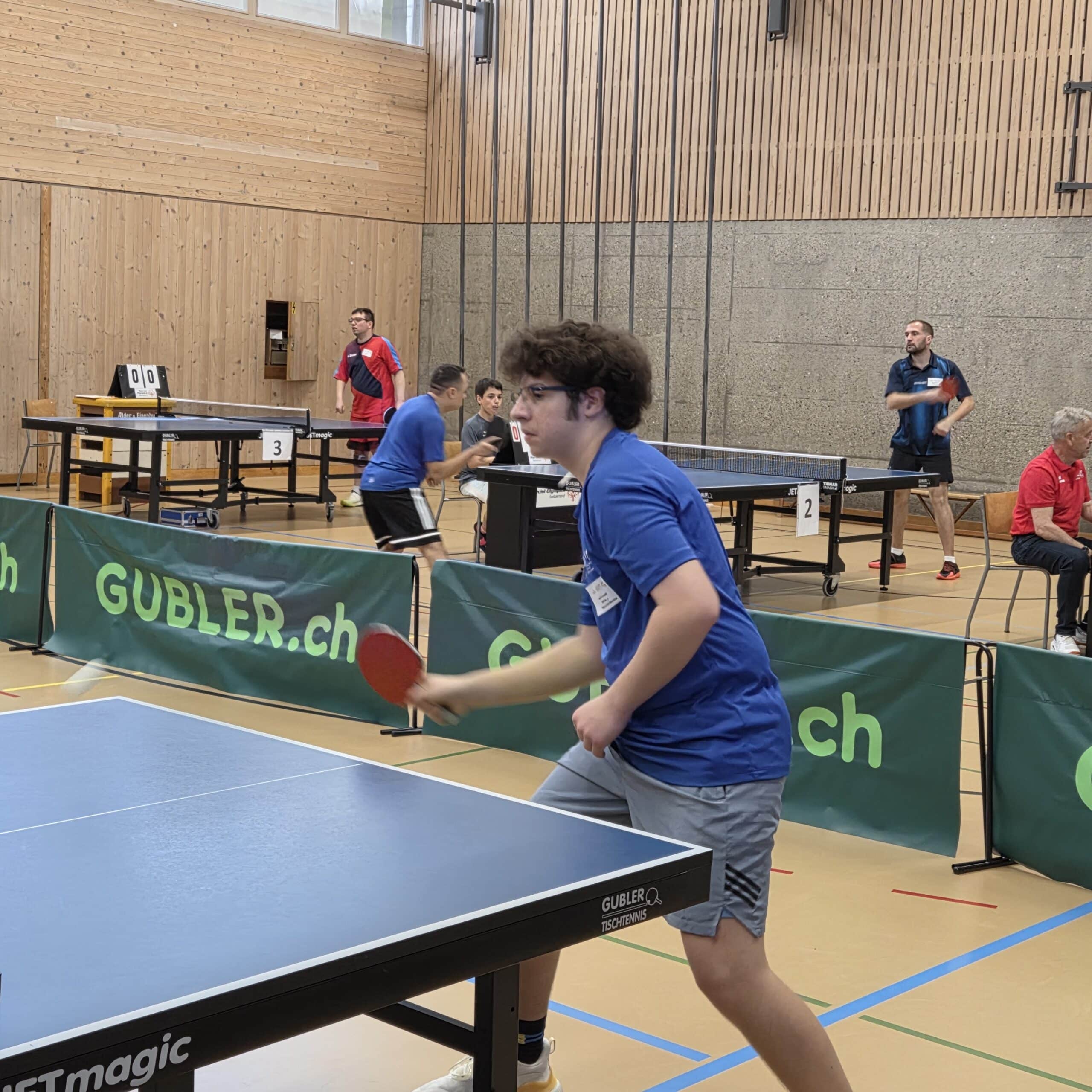 Tischtennisspieler in Sporthalle bei Turnier
