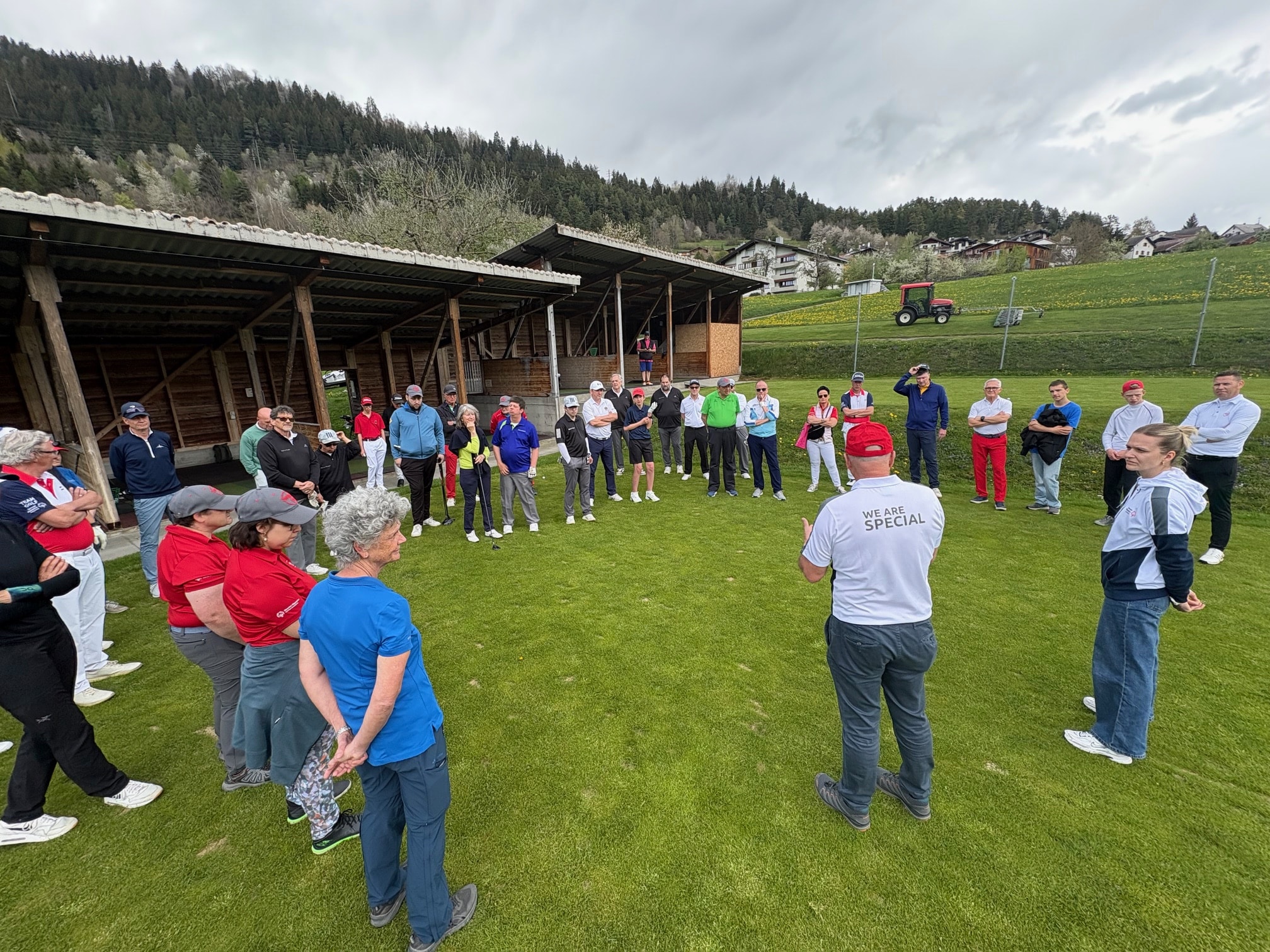 Gruppe beim Golf-Briefing auf dem Rasen