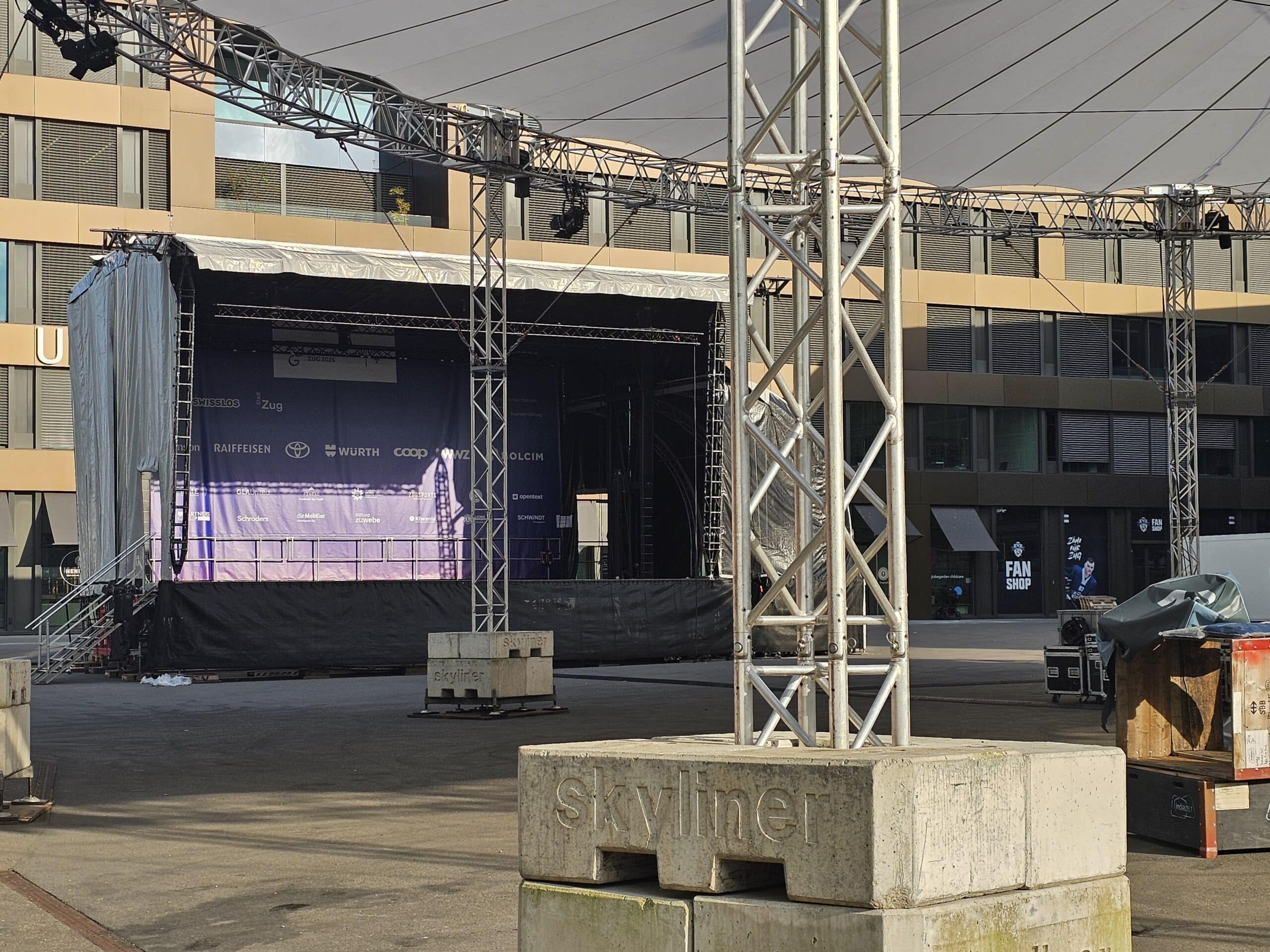 Eventbühne auf Stadtplatz mit Metallträgern