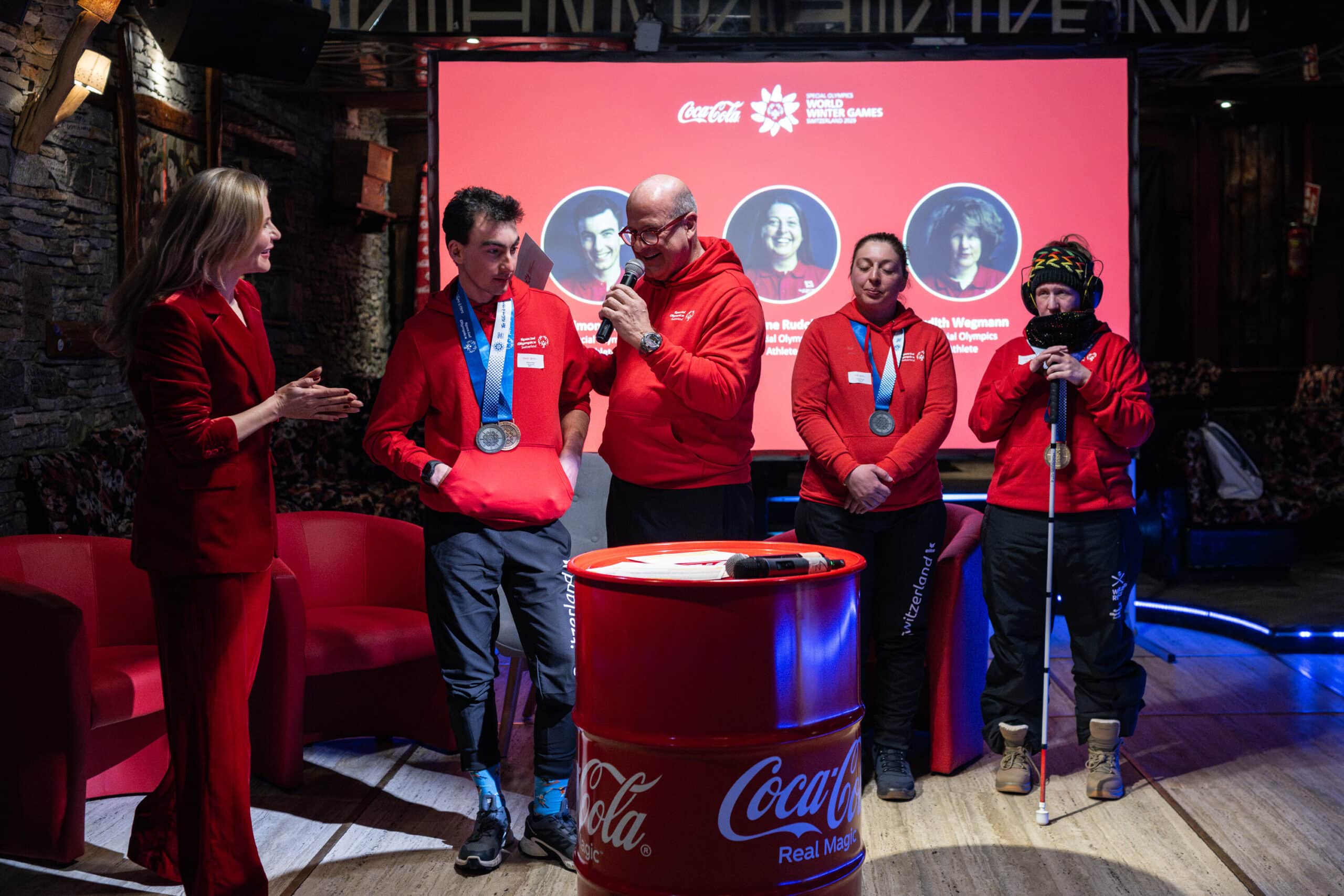 Sportler mit Medaillen bei Special-Olympics-Veranstaltung