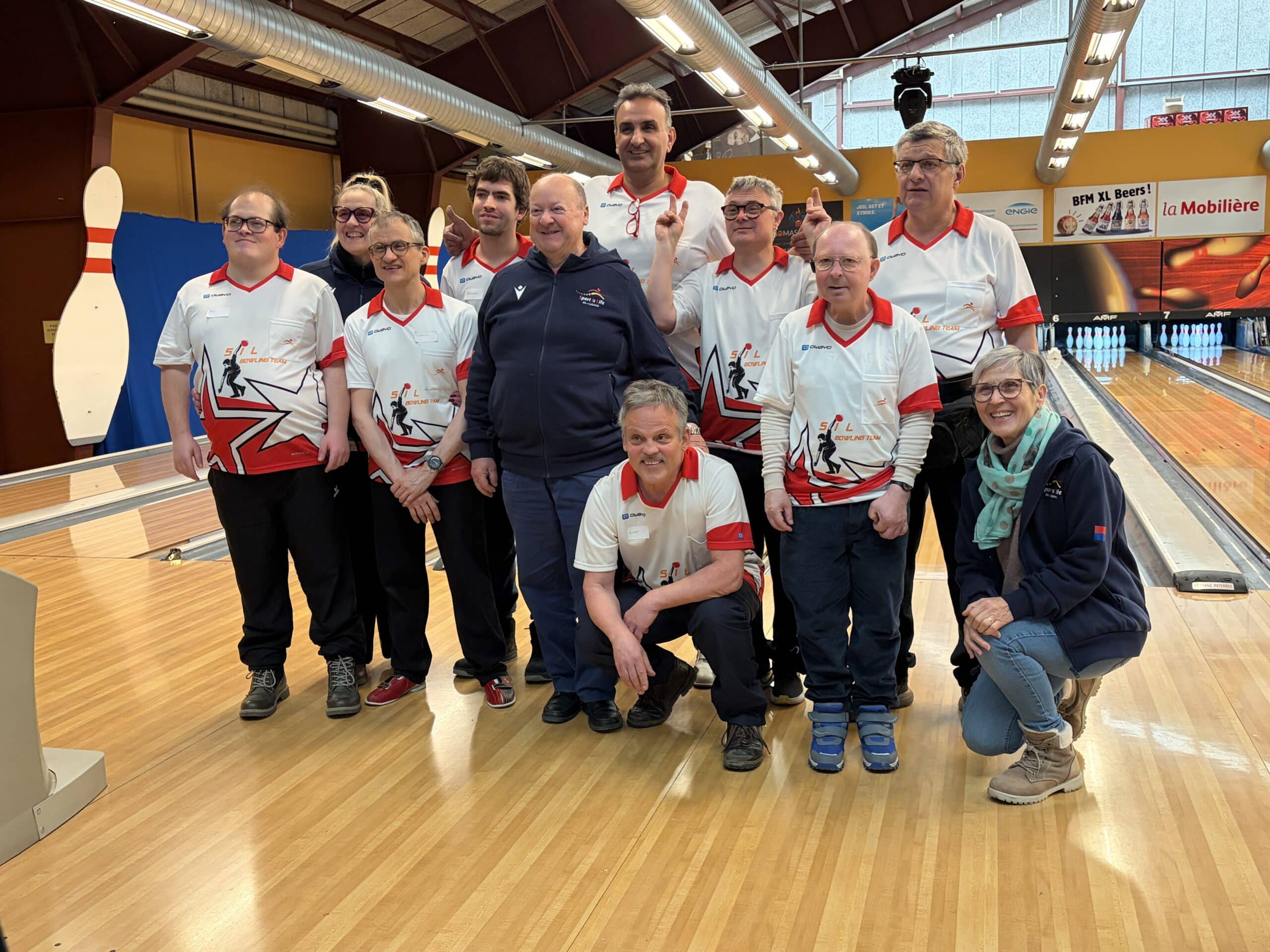 Bowlingteam posiert in Bowlinghalle