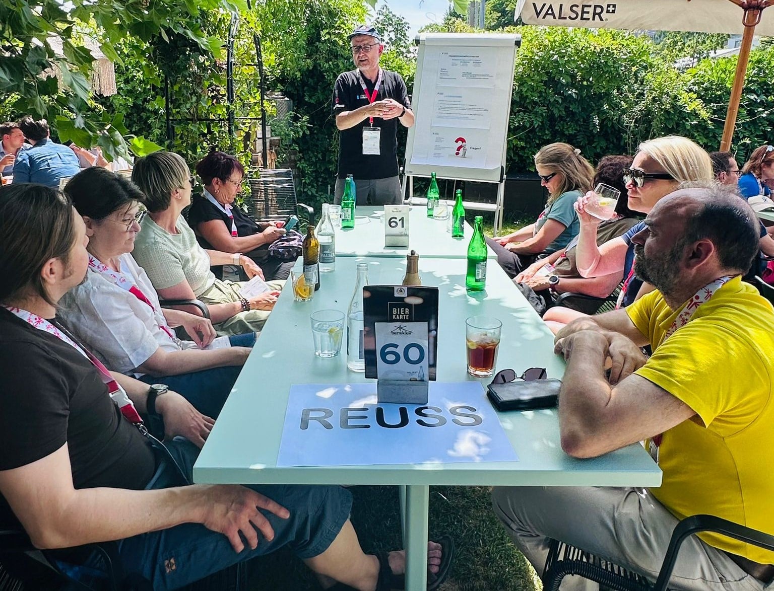 Gruppe bei Outdoor-Workshop im Gartenrestaurant
